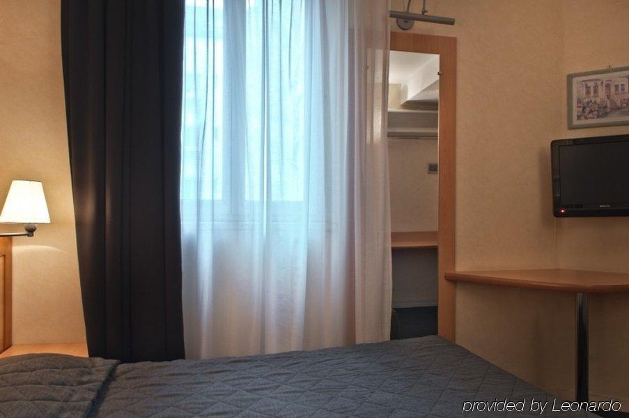 Hotel Du Chemin Paris