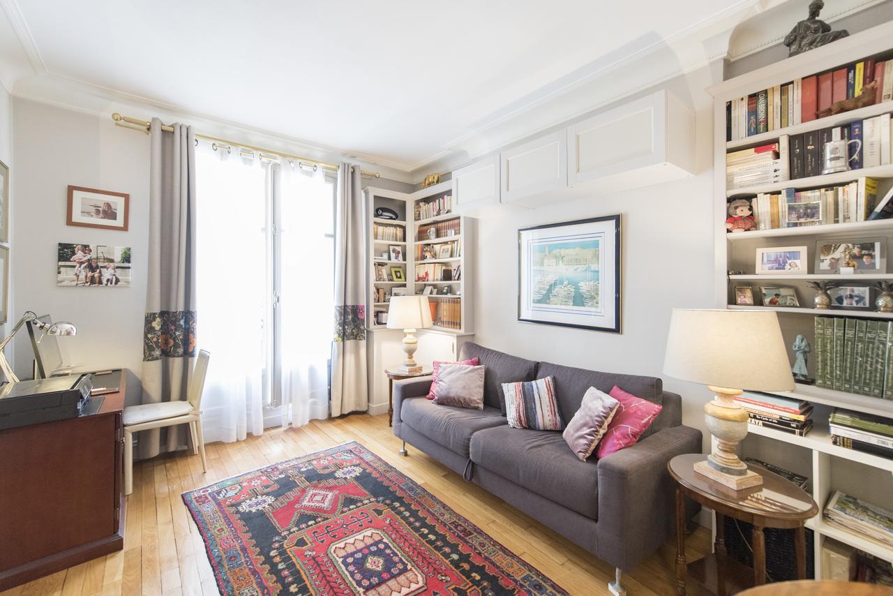 Veeve - Vintage Elegance In The 16th Appartement