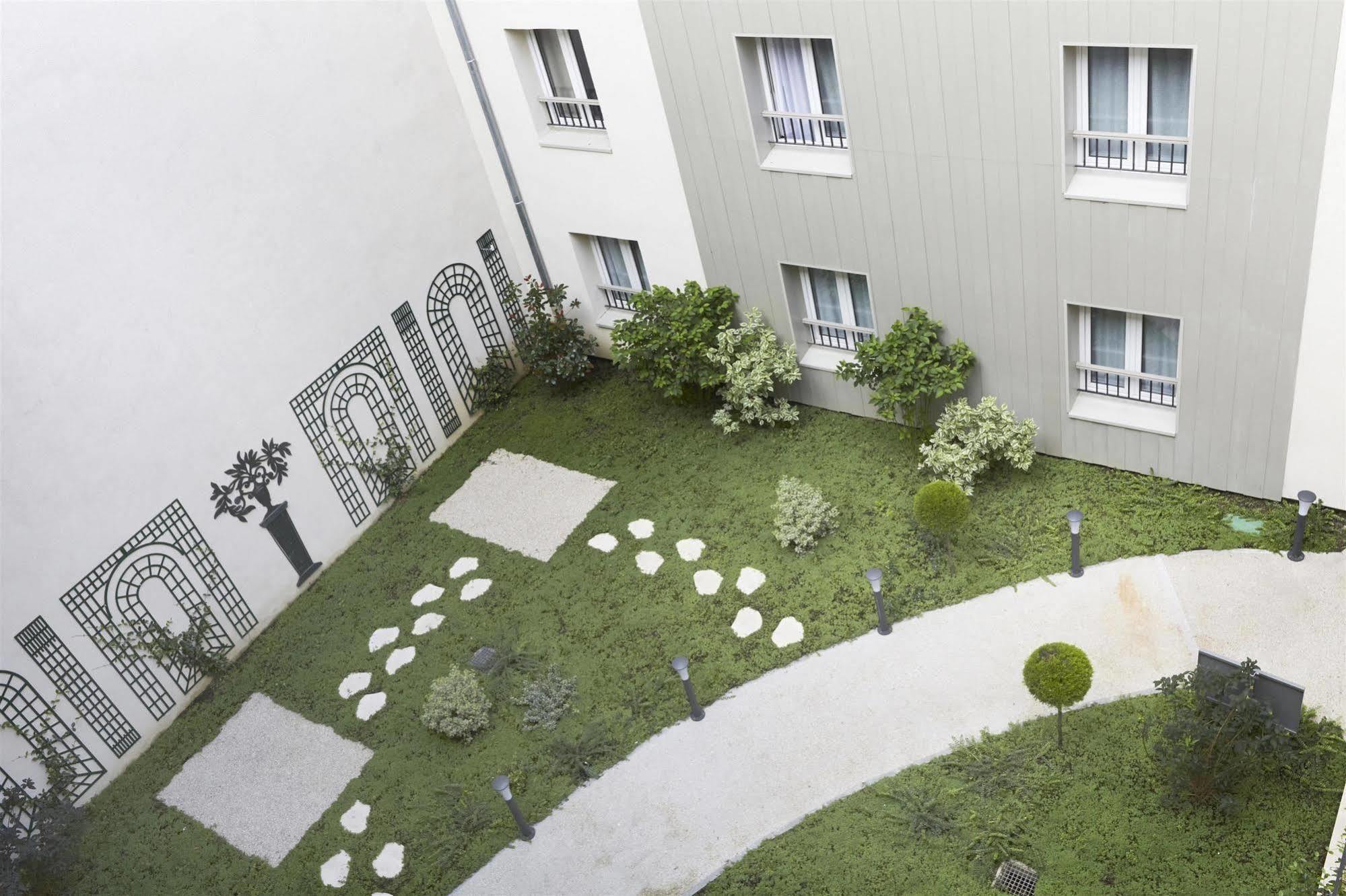 Kyriad 18 - Porte De Clignancourt - Montmartre Hotel