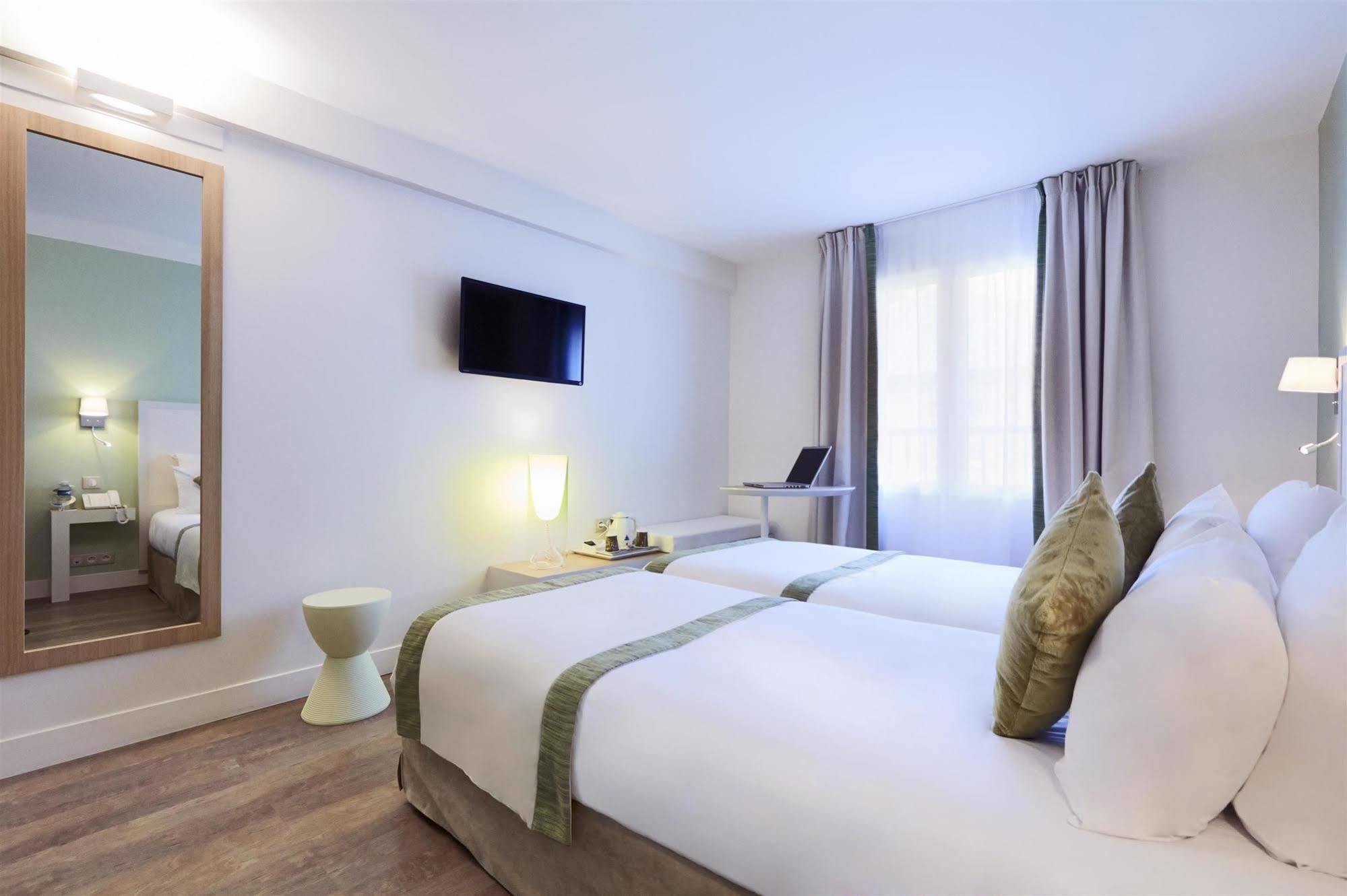 Kyriad 18 - Porte De Clignancourt - Montmartre Hotel 3*