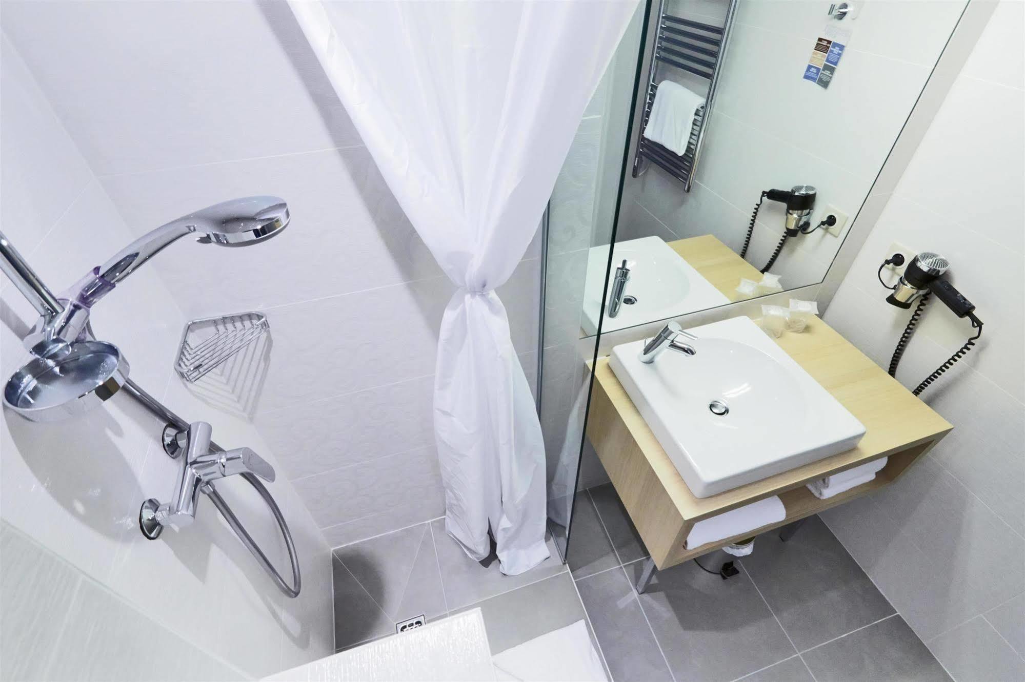 Kyriad 18 - Porte De Clignancourt - Montmartre Hotel 3*
