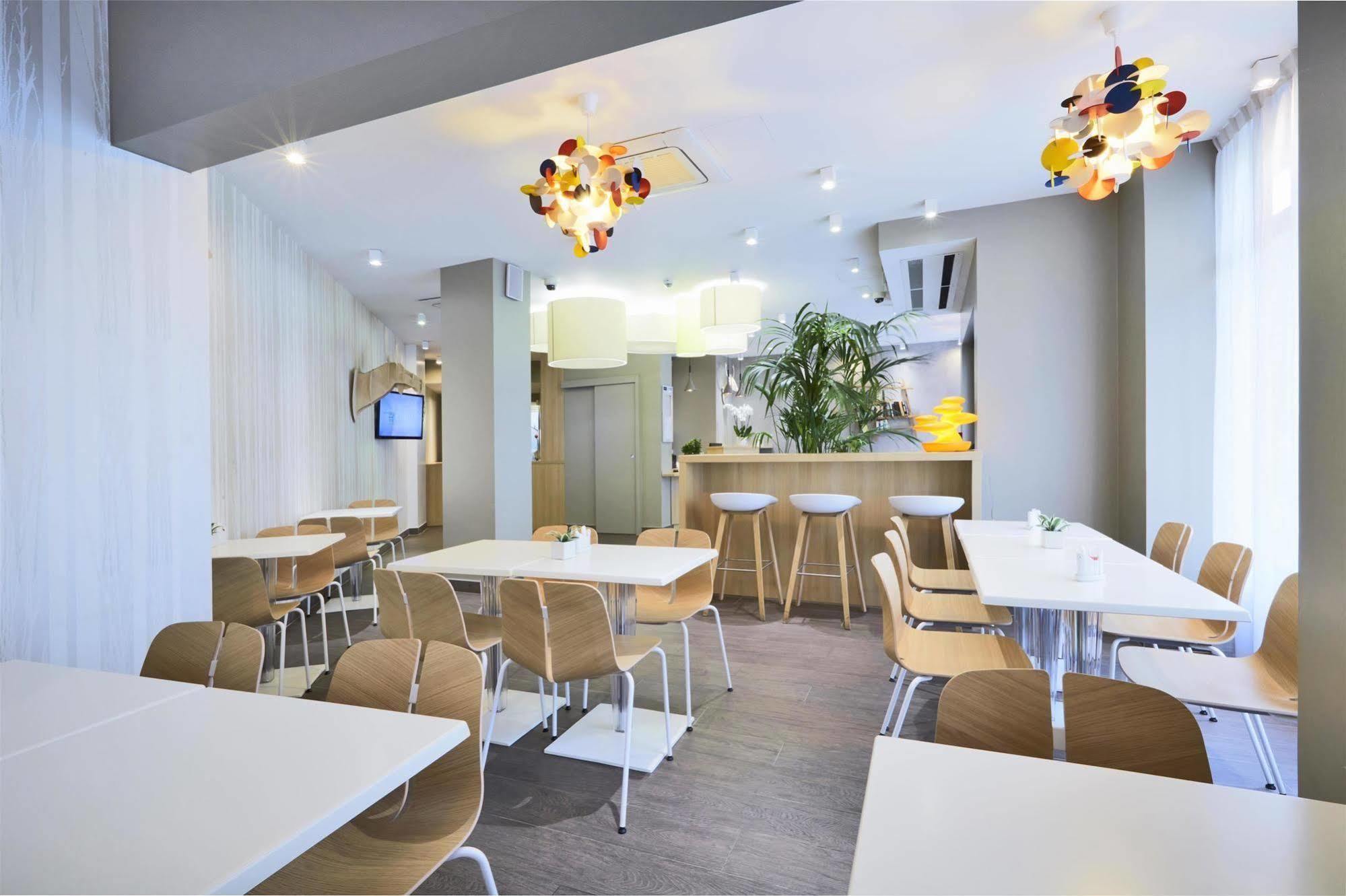 Kyriad 18 - Porte De Clignancourt - Montmartre 3*