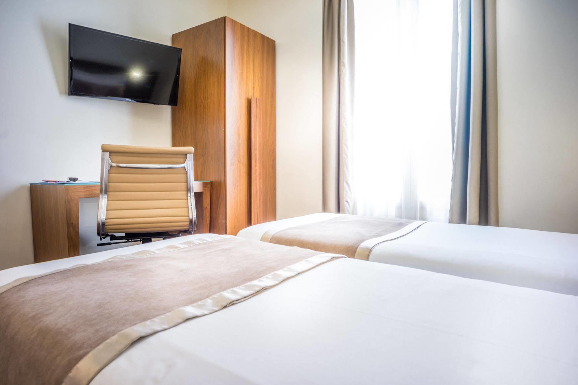 Art Batignolles Hotel