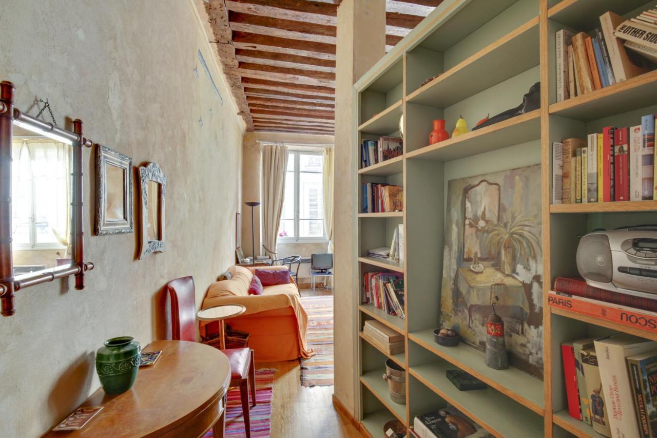 Appartement Marais-rue Des Rosiers Id 24
