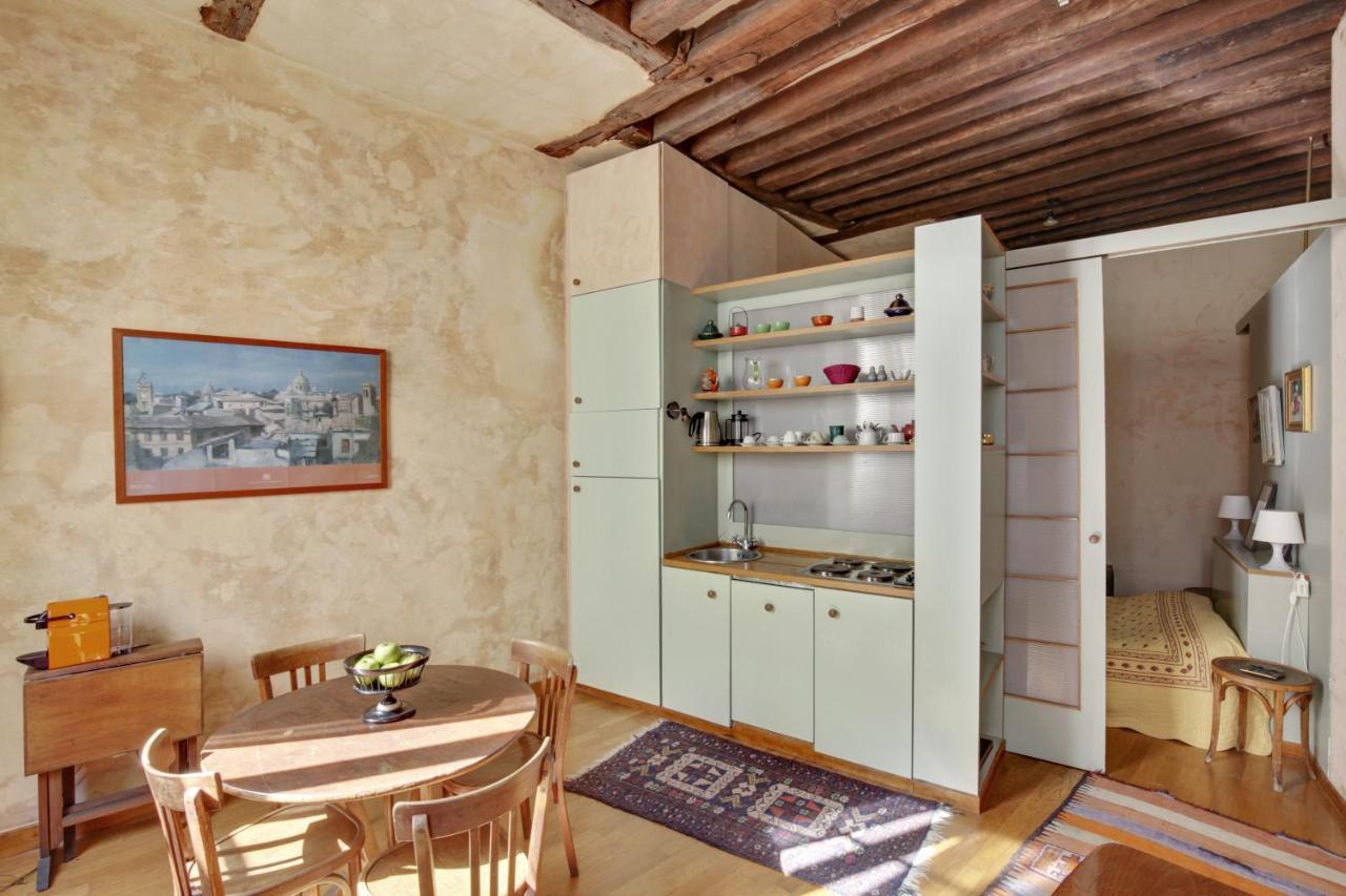 Appartement Marais-rue Des Rosiers Id 24 Paris
