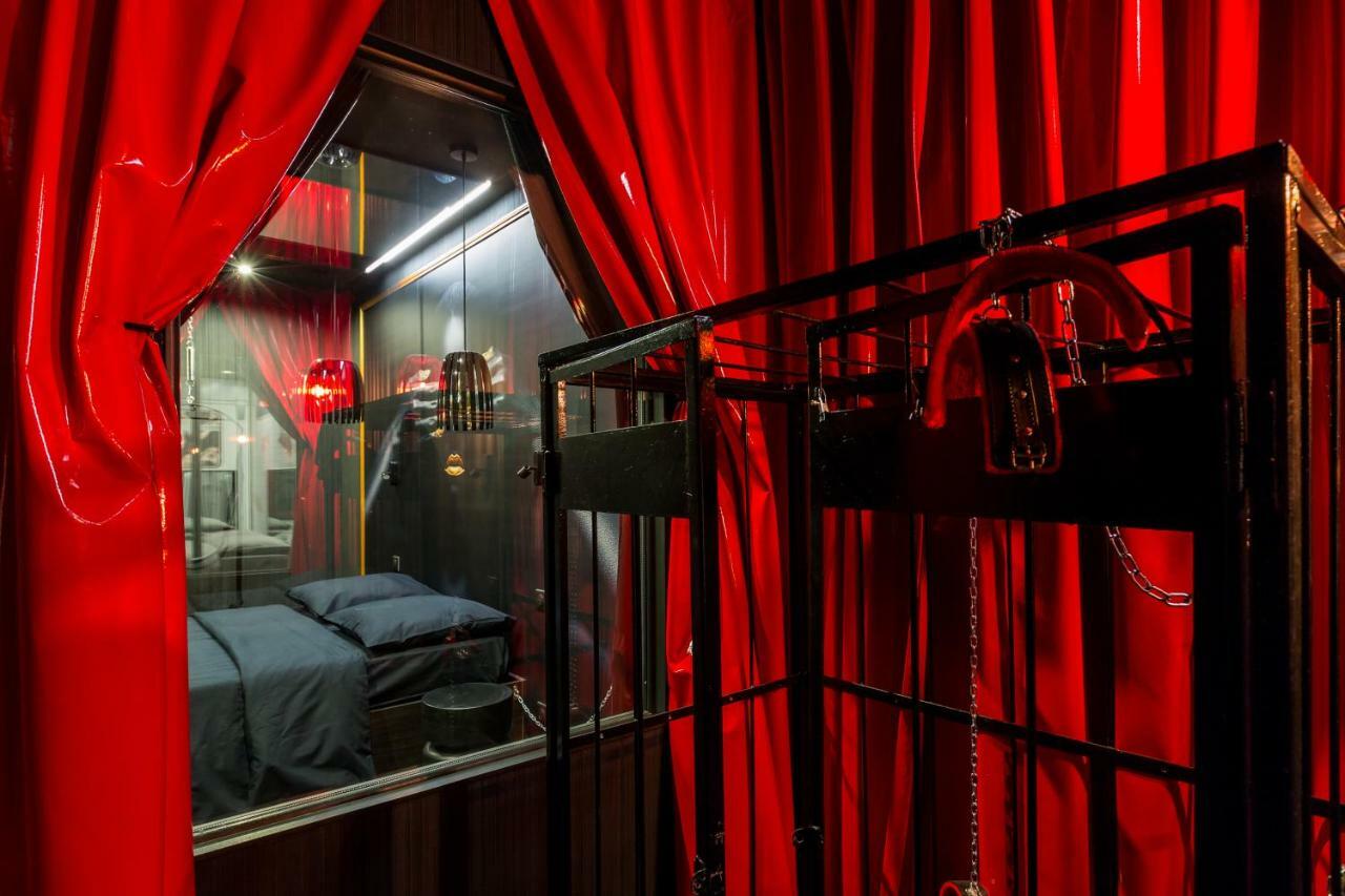 Love hôtel Avec Nuit Insolite Au Dandy Et Jacuzzi Privatise (adults Only) Paris