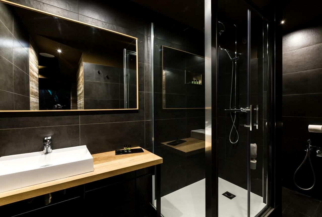Love hôtel Avec Nuit Insolite Au Dandy Et Jacuzzi Privatise (adults Only) Paris