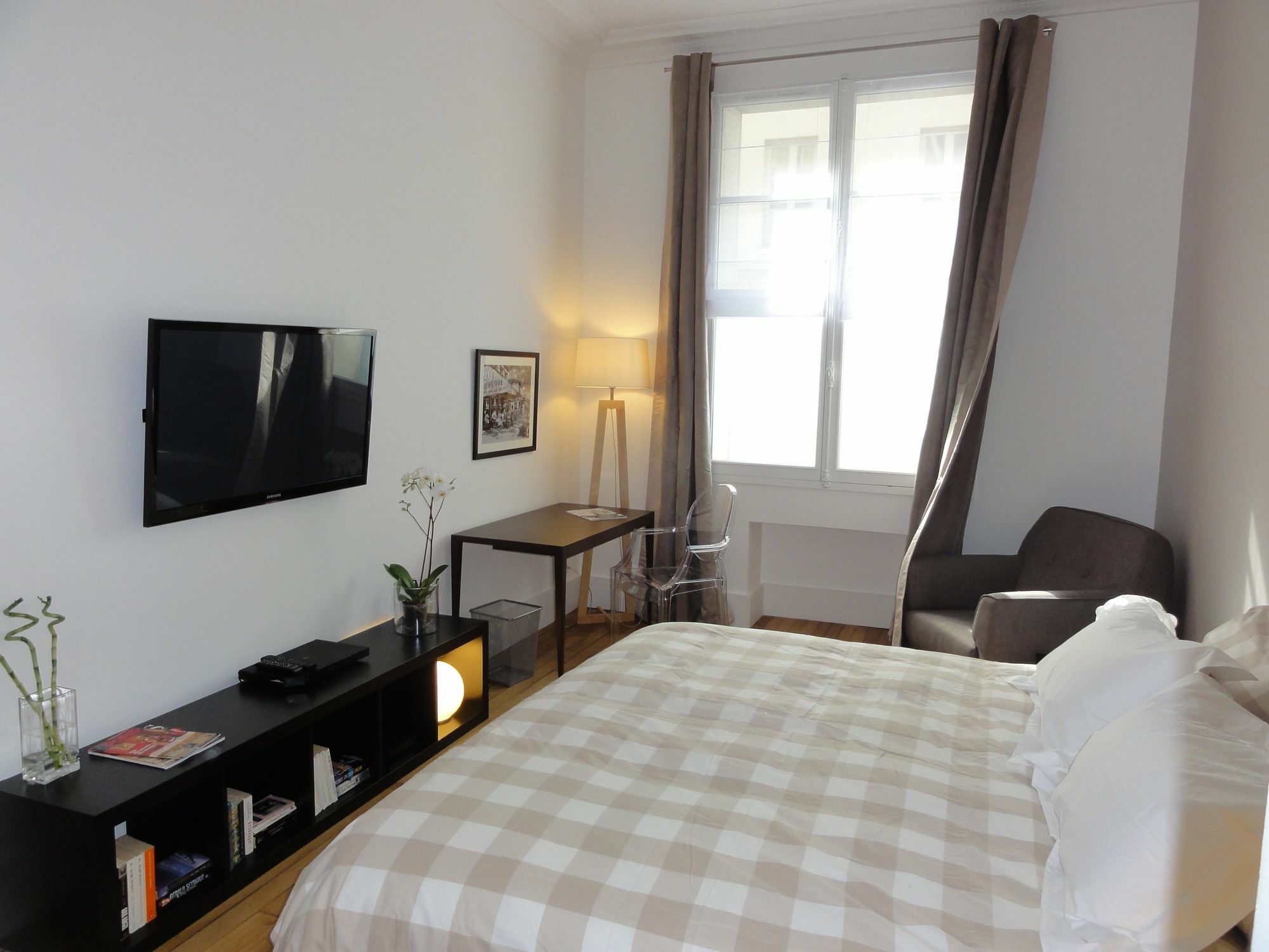 Authentic Tour Eiffel Apartment Paris
