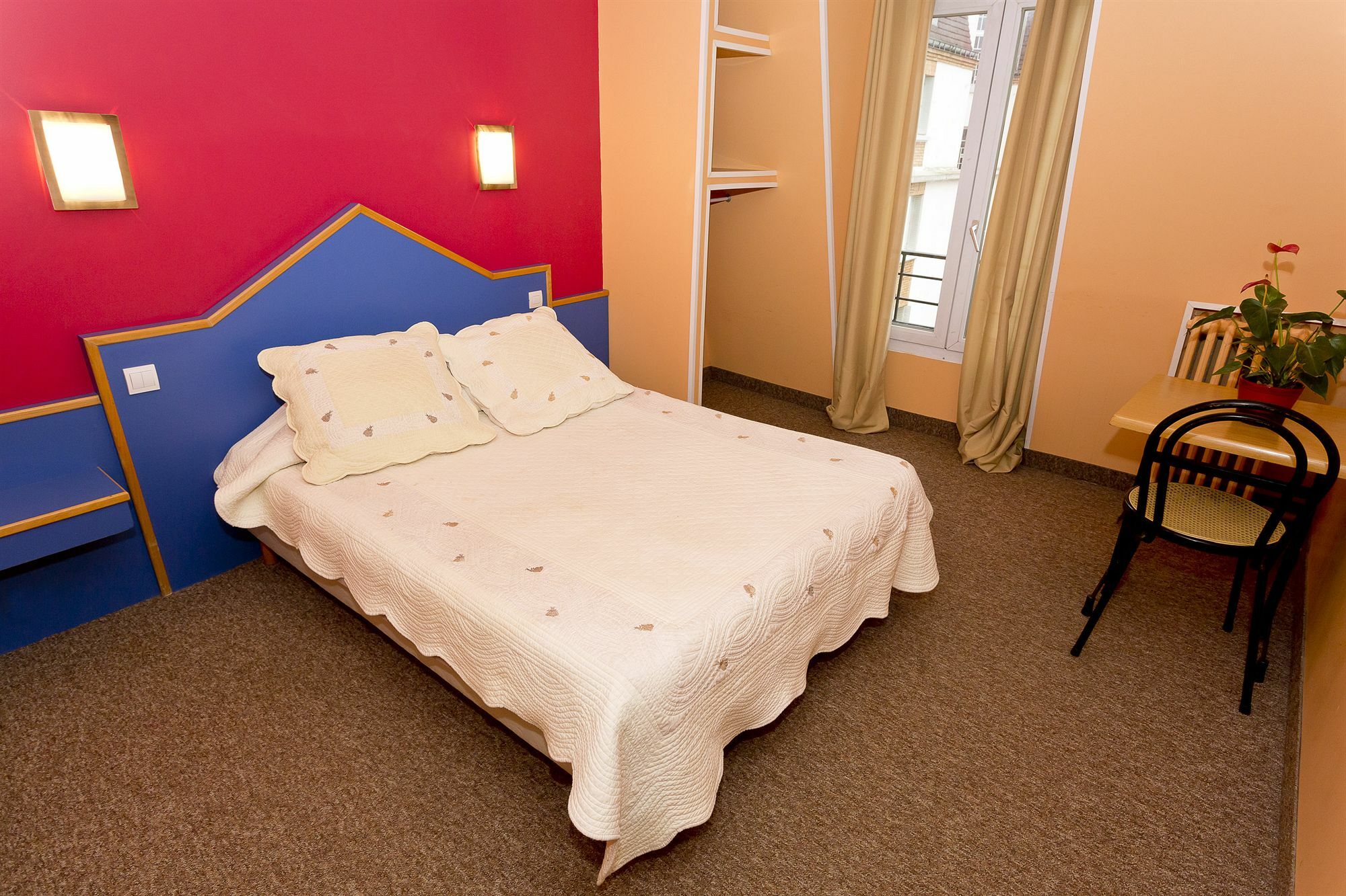 Hotel Hipotel Père-lachaise République 3*