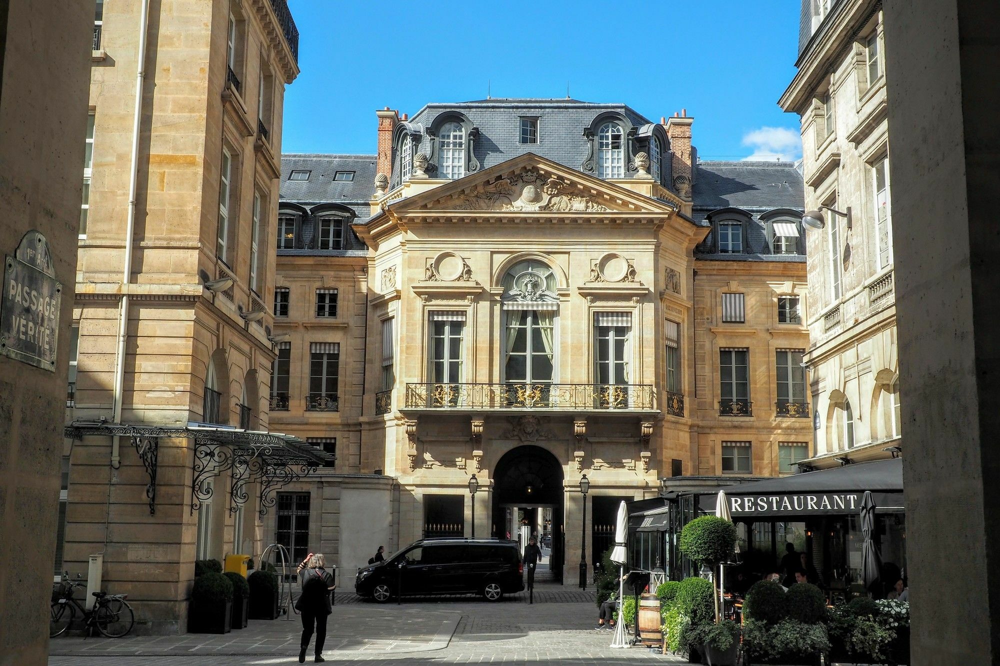 Louvre Parisian Chicsuites * Paris