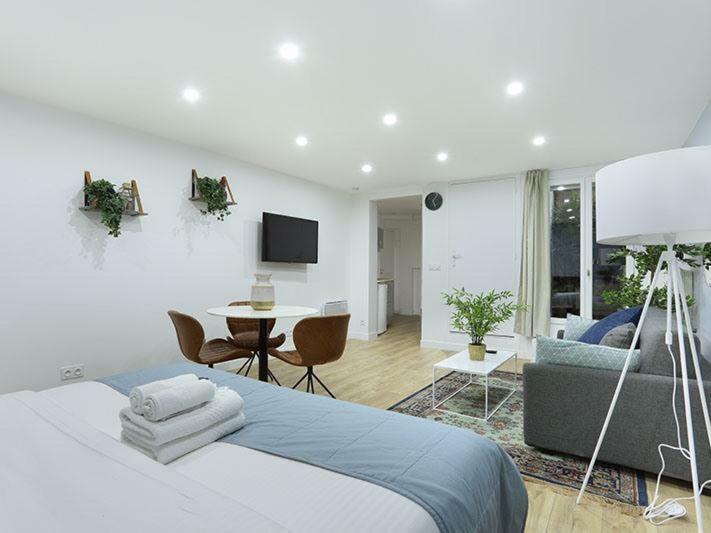 Rent A - Caire, Montorgueil