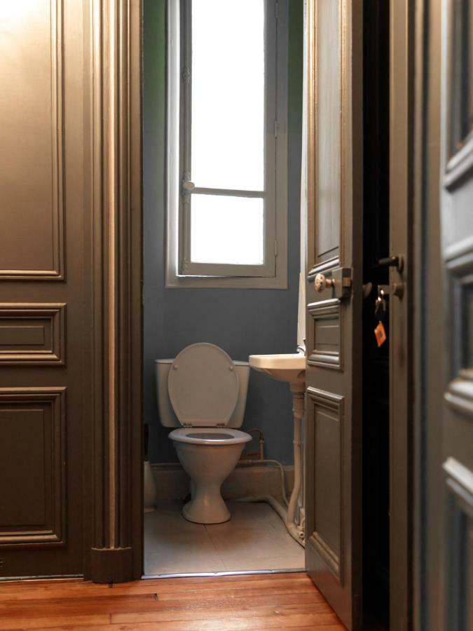 Apartment Large & Bright Apartment, Paris, Montmartre-opera, Picturesque Rue Des Martyrs