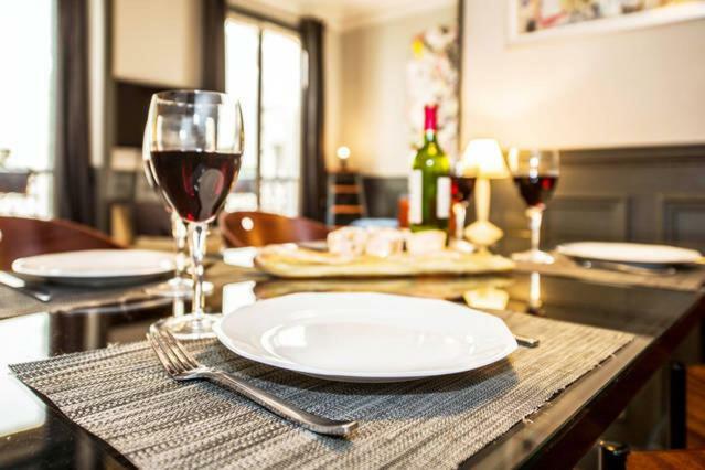 Large & Bright Apartment, Paris, Montmartre-opera, Picturesque Rue Des Martyrs *