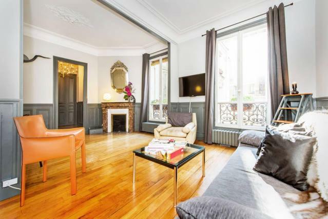 Large & Bright Apartment, Paris, Montmartre-opera, Picturesque Rue Des Martyrs Apartment