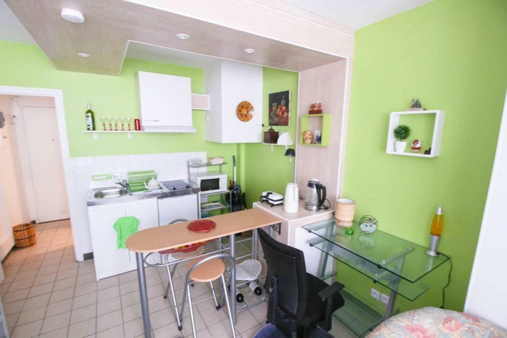 Pigalle: Cozy Parisian Retreat In Montmartre Apartment