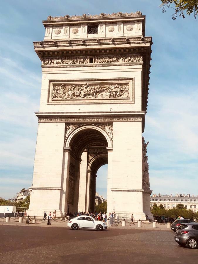 Au Pied De La Tour Eiffel Trocadero *