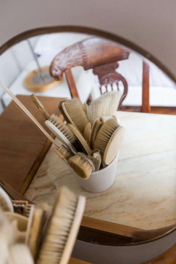 Veeve - Muted Beauty In Batignolles Apartment