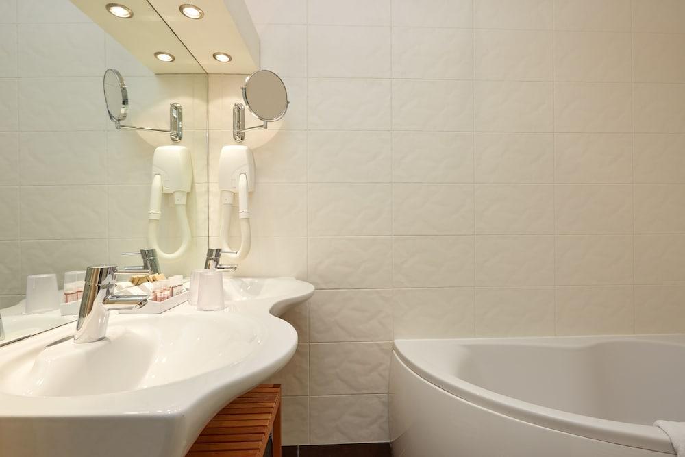 Hotel De Sevres 3*