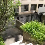 Studio Pigalle Montmartre De 25 M2 - 2 Minutes De La Station Metro Pigalle - 2 Lits Simples Type Gigogne Pour 2 Personnes - Quartier Hypertouristique - Cabaret Moulin Rouge A 200 M, Cafe Aux Noctambules ,Cabaret Chez Michou-Restaurants-Saunas