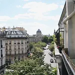 Appartement lumineux avec balcon au coeur de Paris