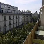Appartement lumineux avec balcon au coeur de Paris