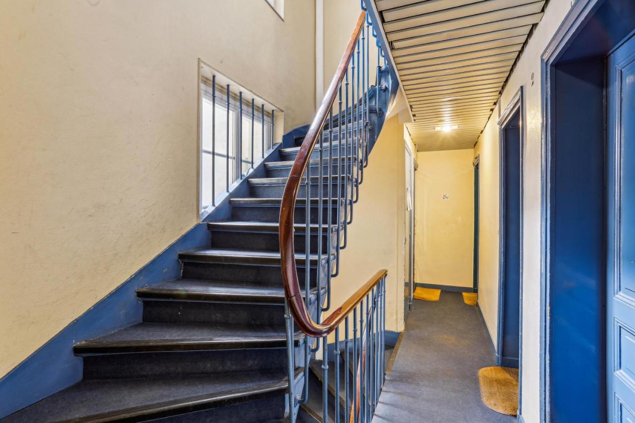 Small Comfortable Near Eiffel Tower