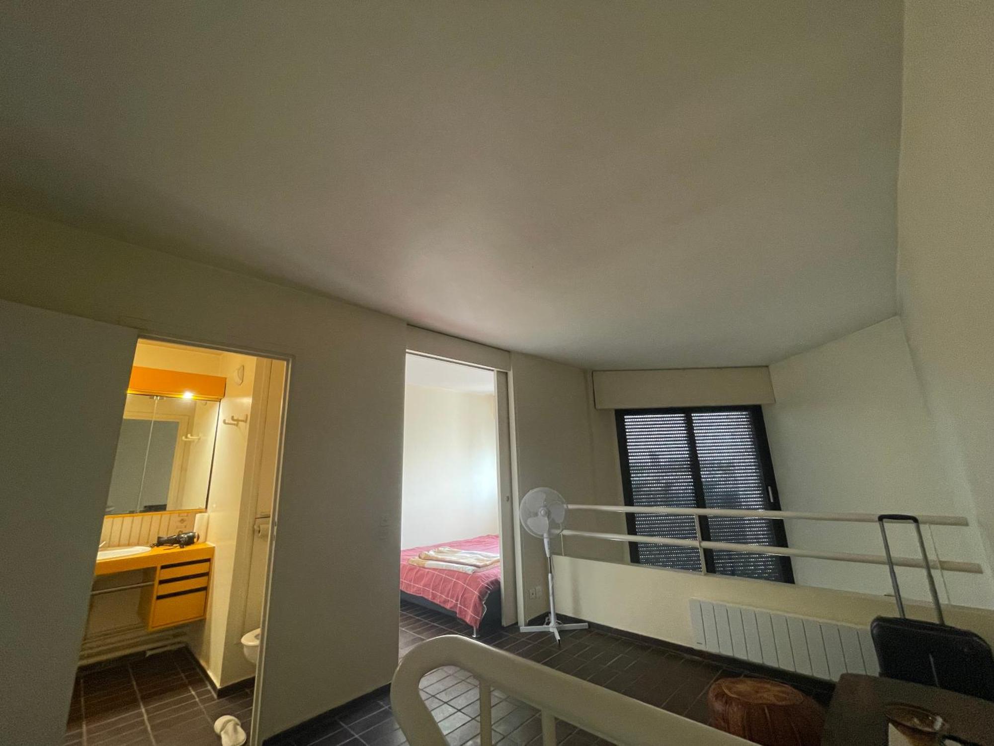 Séjour chez l'habitant Etage D'un Duplex Au 17eme Arr De , Vue Sur Le Defense, A 10min Des Champs Elysee