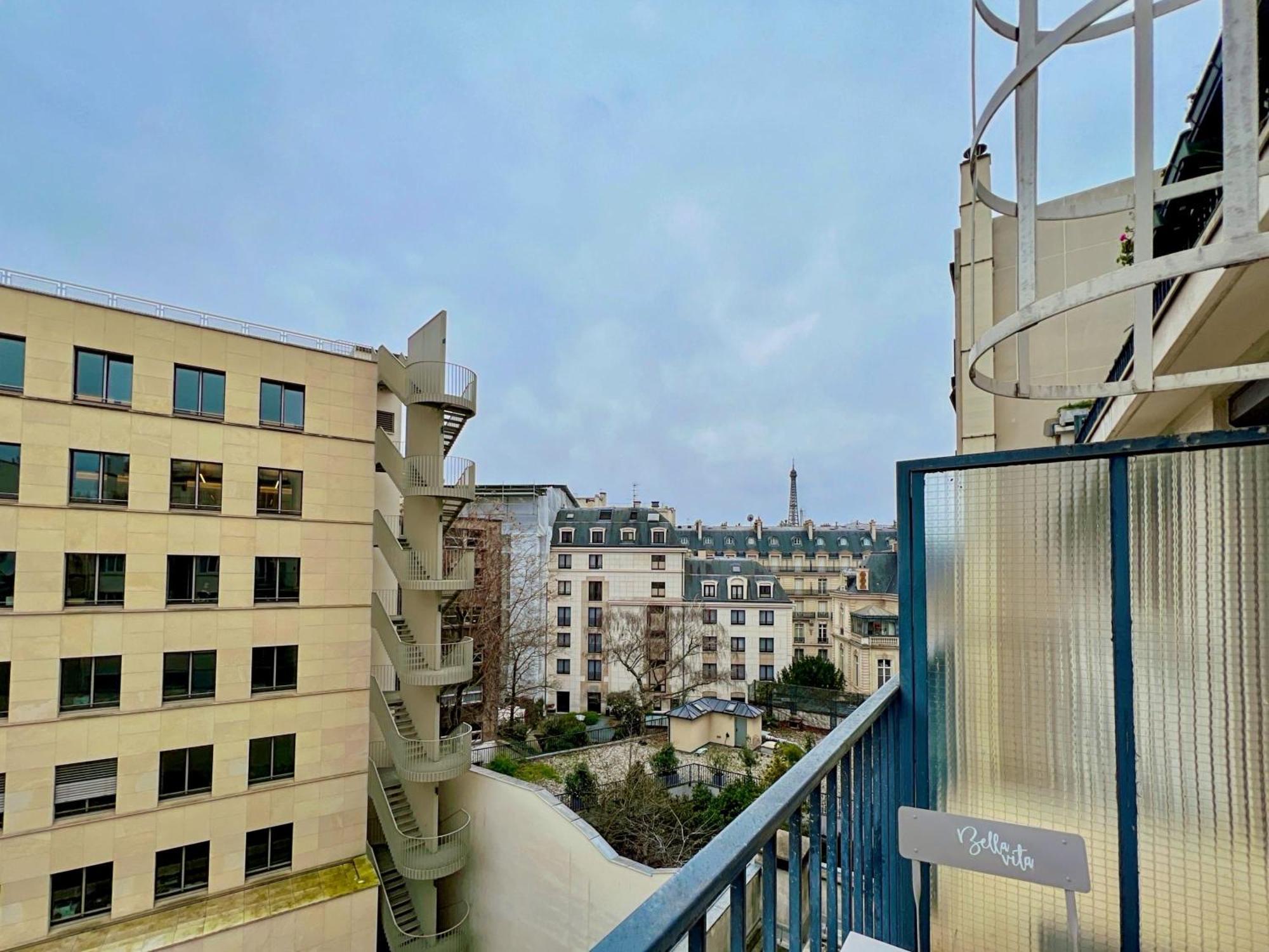 Apartment Lavie Maison : A C & Eiffel Tower View Paris