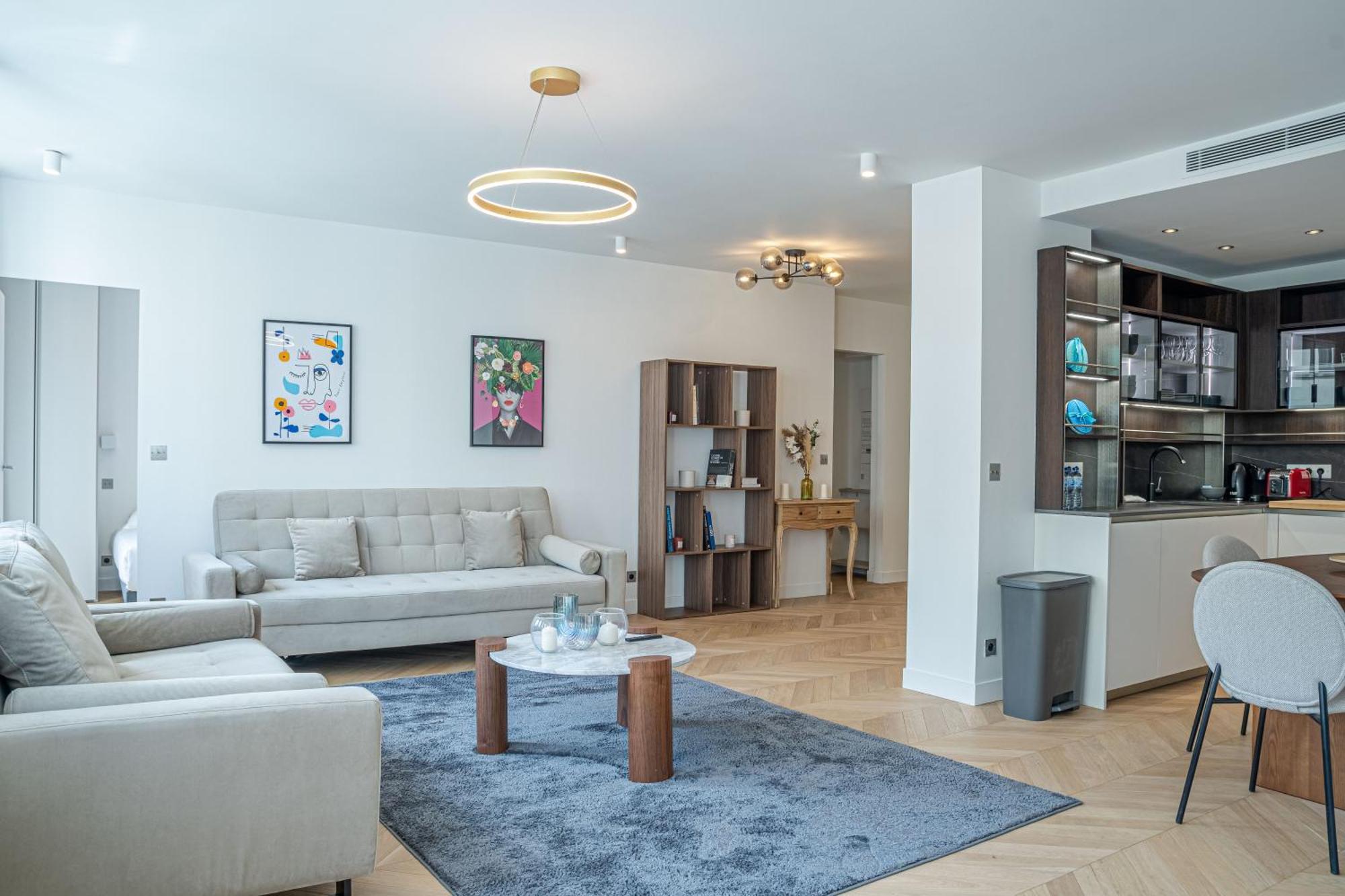 Lavie Maison : A C & Eiffel Tower View Apartment