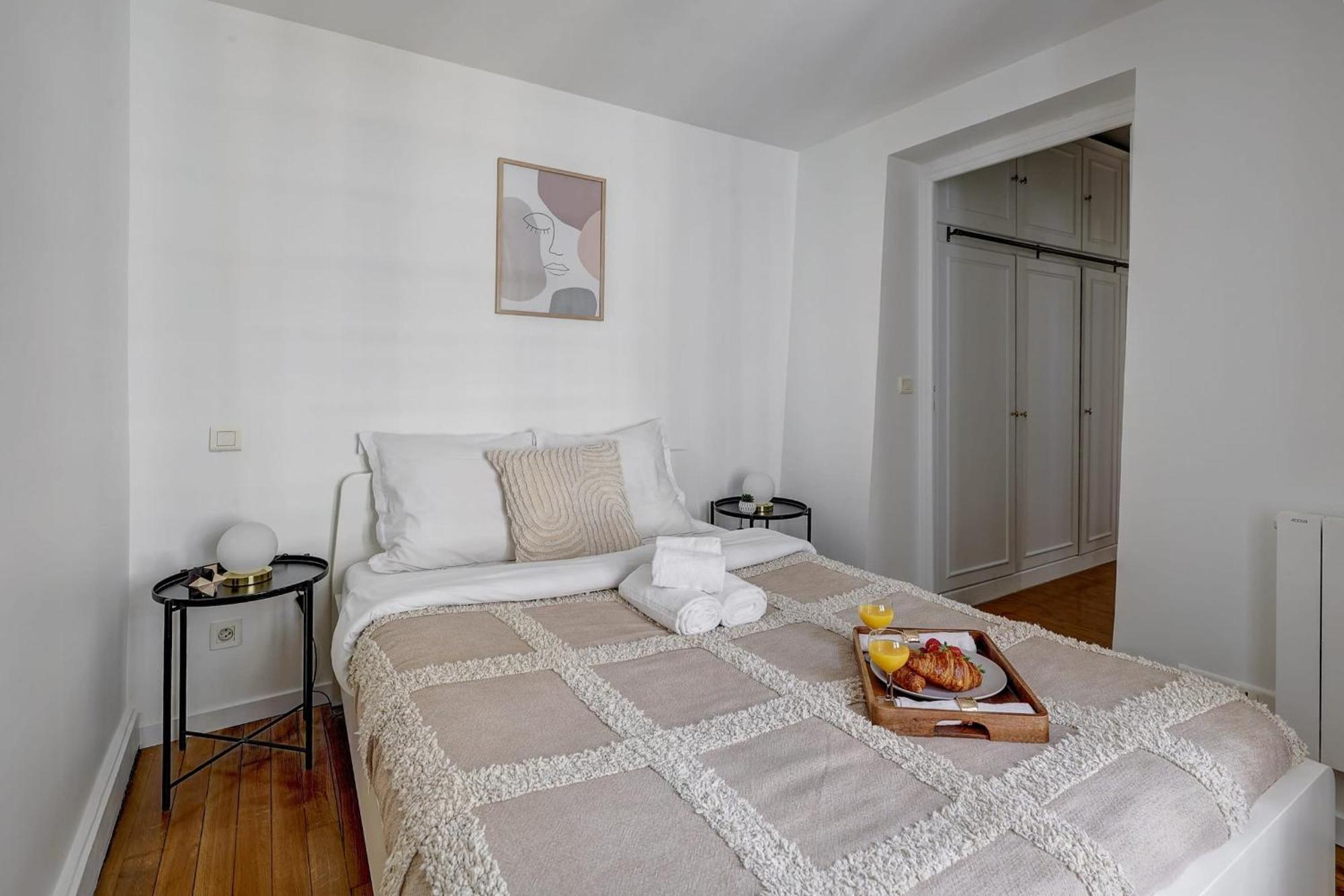 Champs-elysees - 2br With Balcony - Cityapartmentstay Appartement *