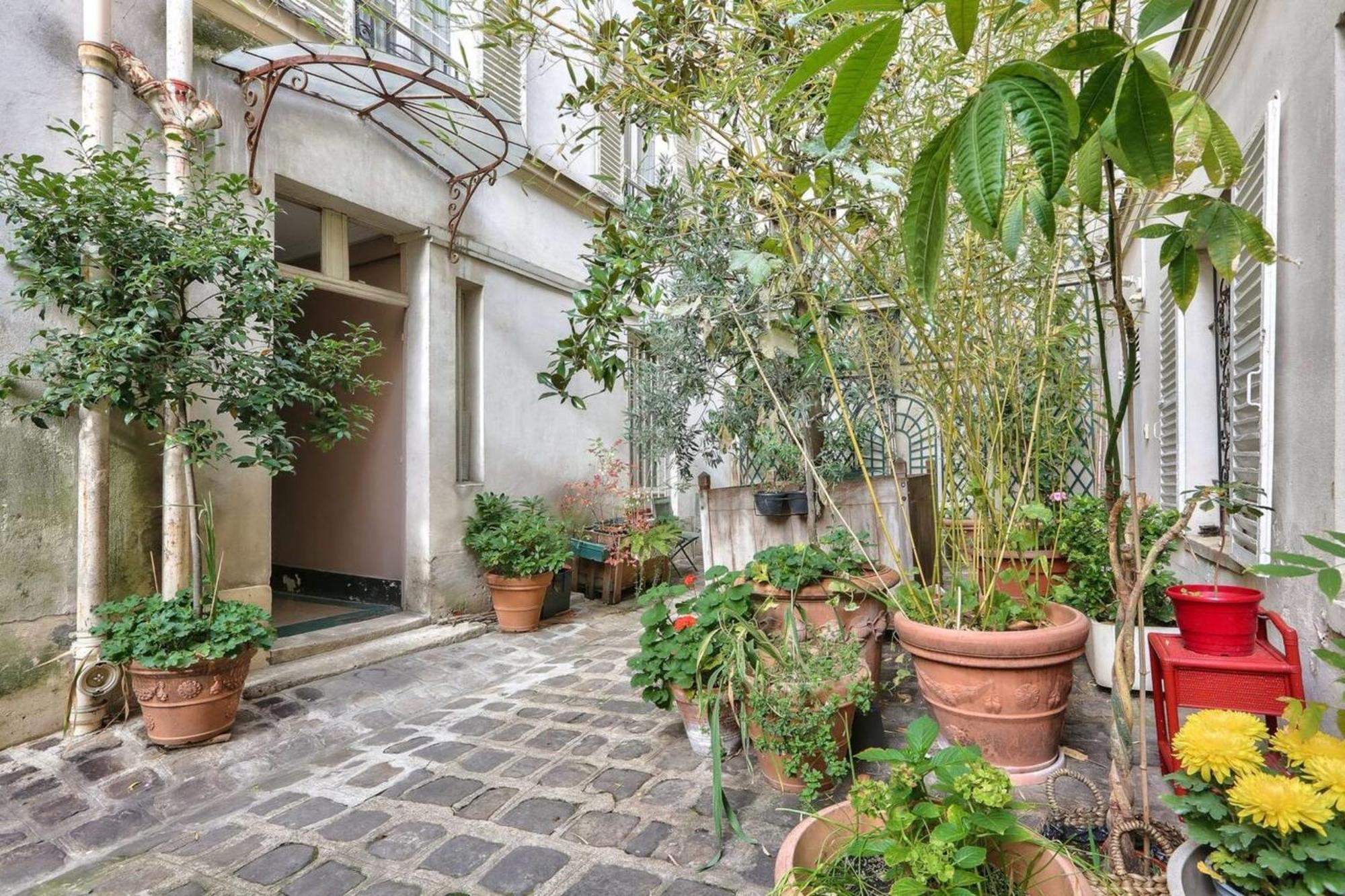 Modern Renovated Cozy And Quiet Apartment Paris