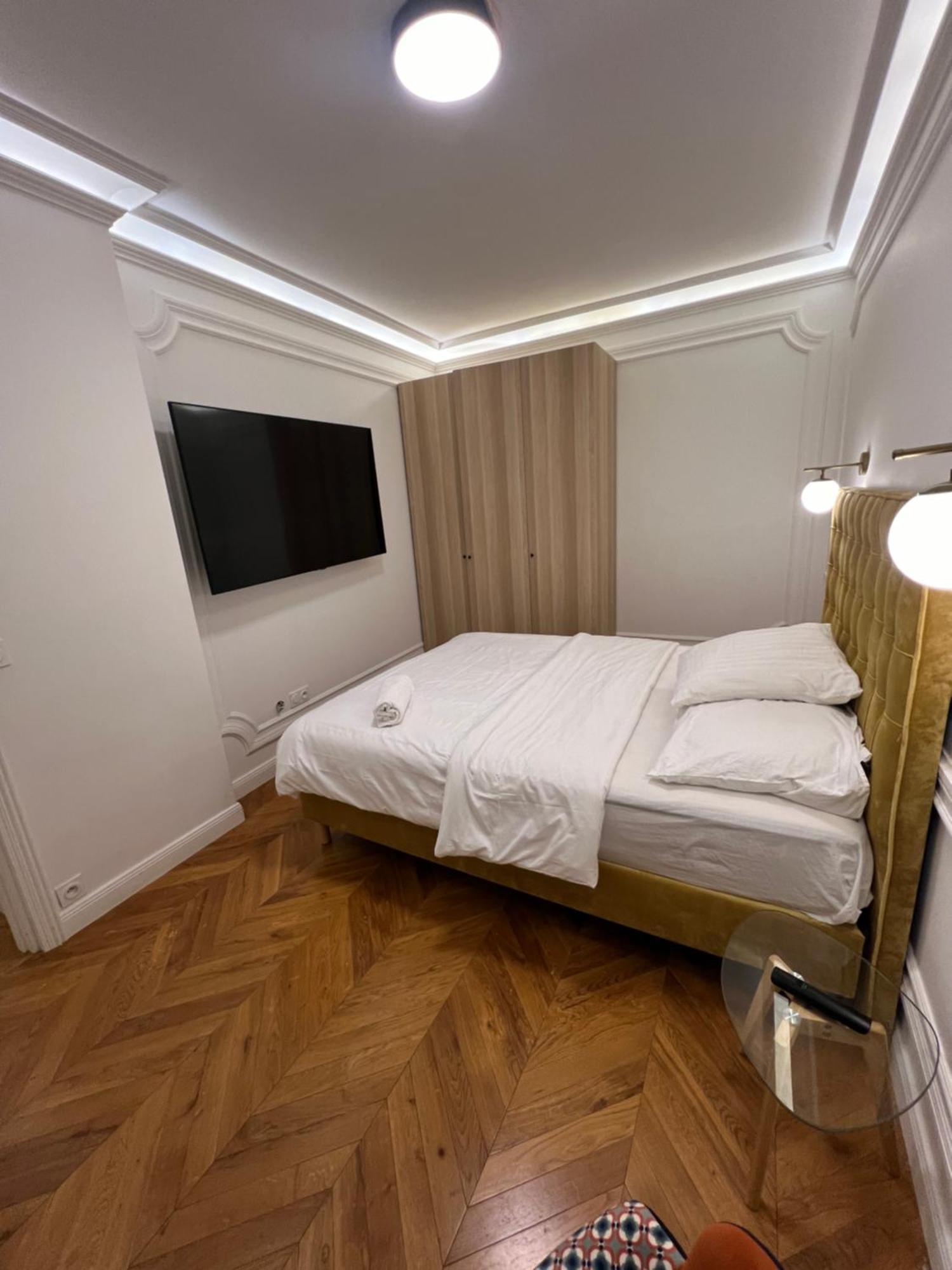Private - Champs-elysees Apartment
