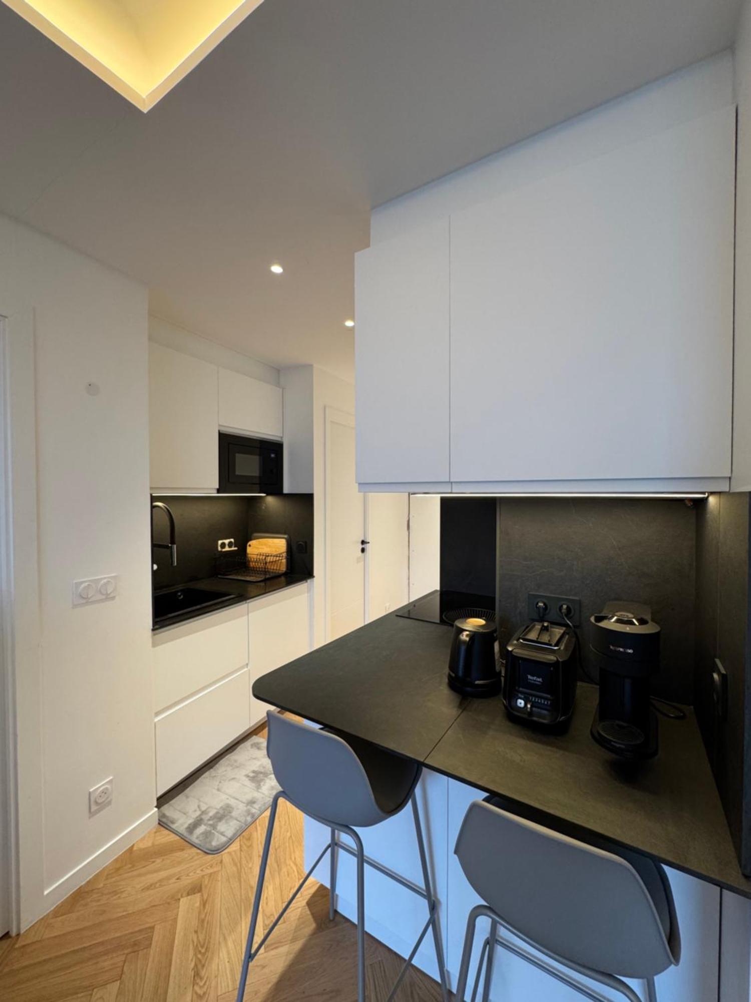 2 Bedroom Renovated In The Heart Of Apartment *