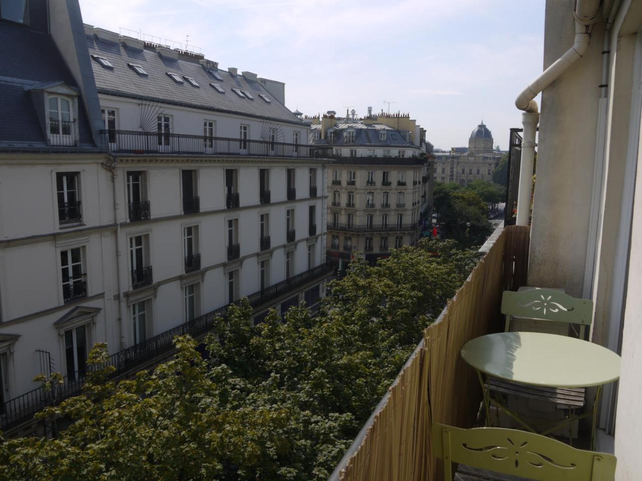 Lumineux Avec Balcon Au Coeur De Appartement *
