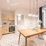 Central And Renovated Parisian Apartment, 6-7 Guests