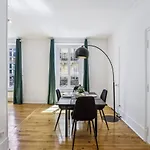 Trocadero & Eiffel Tower - Cityapartmentstay