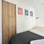 Modern Apt Near Montmarte 2 Mins From Metro Chateau Rouge