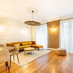 Stay In The Heart Of Le Marais!