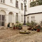 Montmartre abbesses-artist village