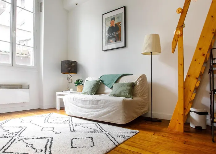 Charming Studio Apartment With Patio Passerelle