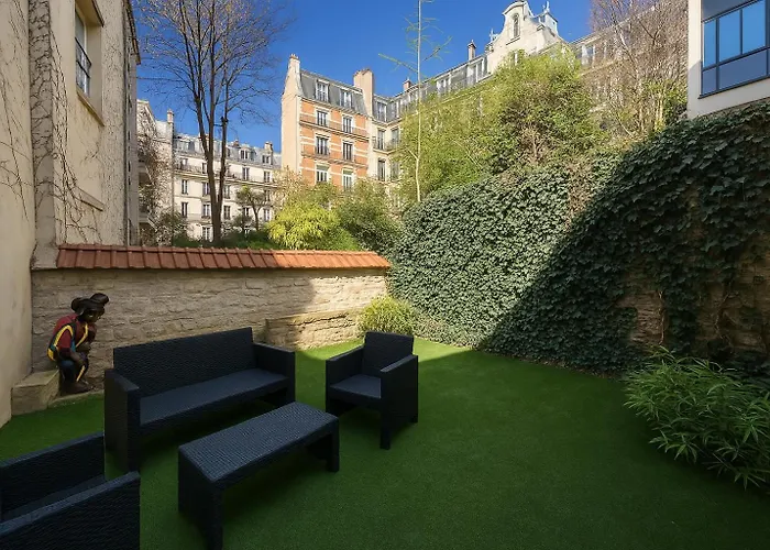 Garden Flat In Paris 16