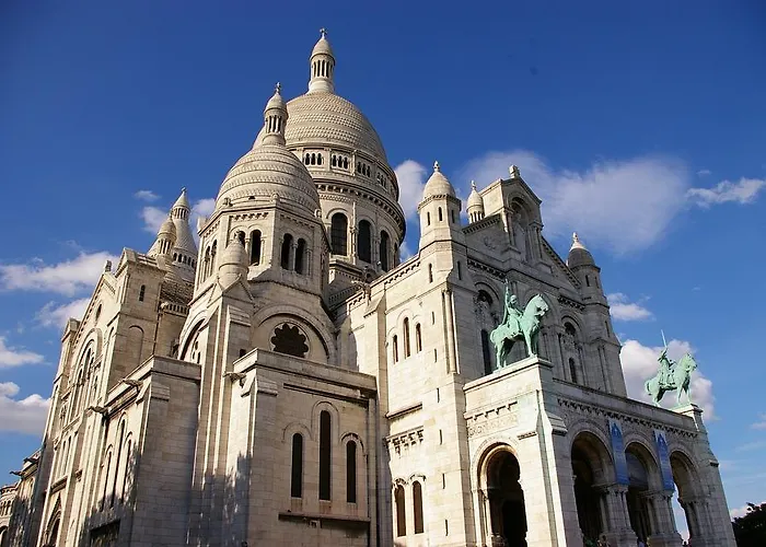 Montmartre abbesses-artist village