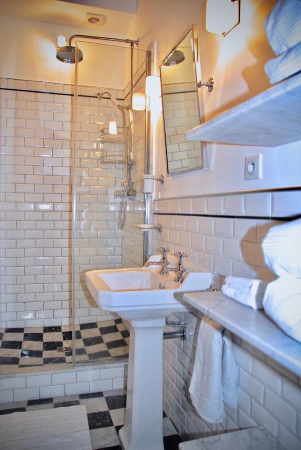Fully Renovated Very Quiet Charming 2bed/2bath Flat In The Marais Sleeps Up To 4 * Paris