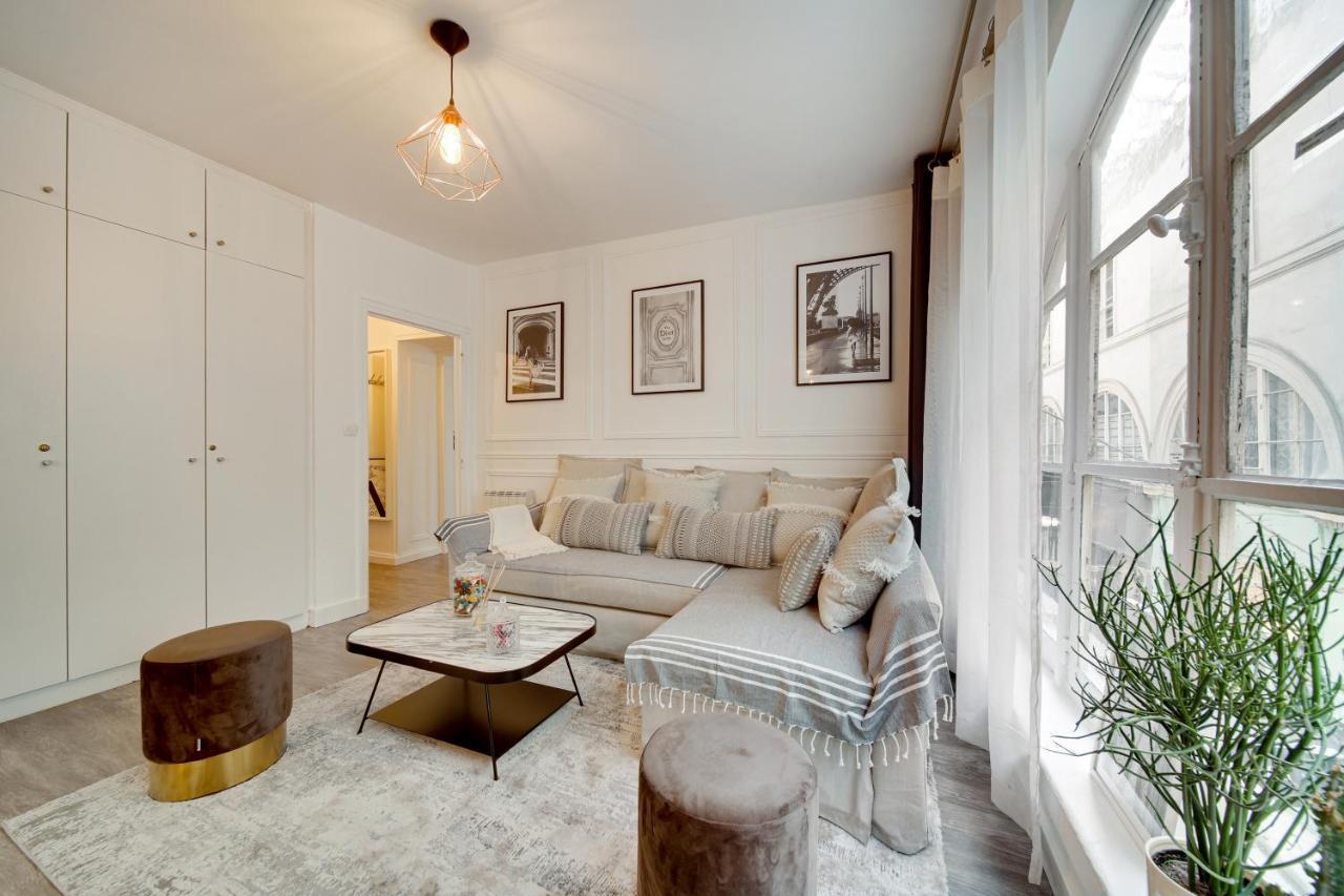 Stunning Historical Parisian Flat - Louvre Area Apartment