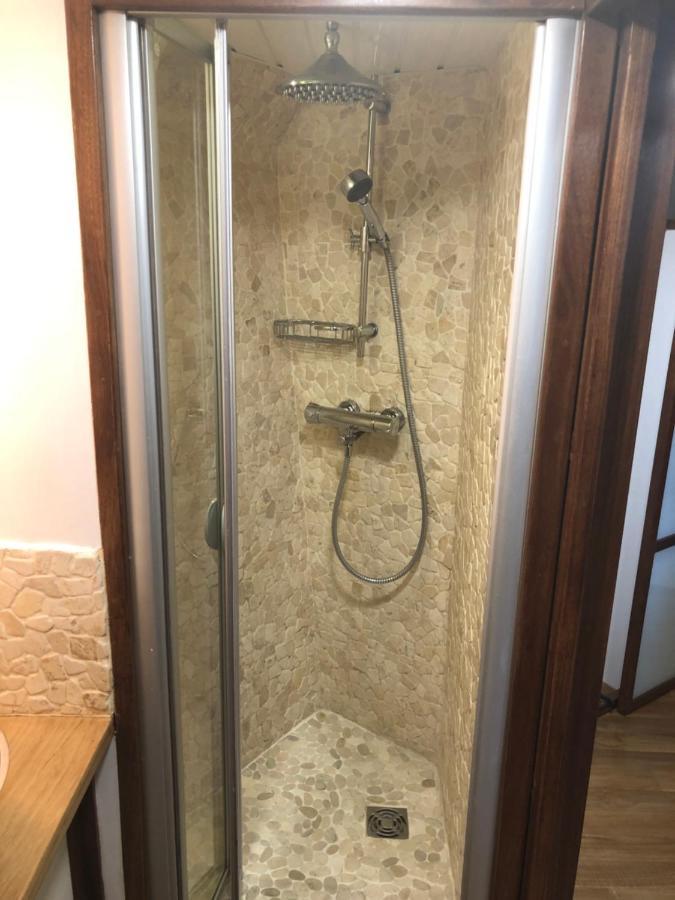 Sur Péniche à Bagatelle Appartement *