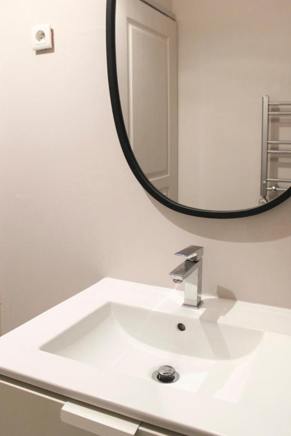 Apartment Bright 40 M In 17th District