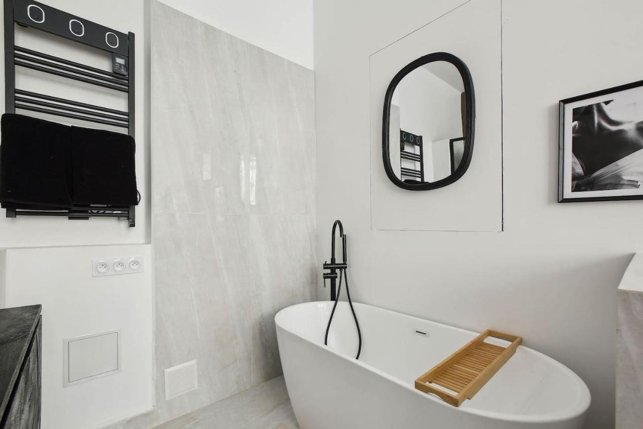 Champs Elysees Luxury 3 Bed Appartement