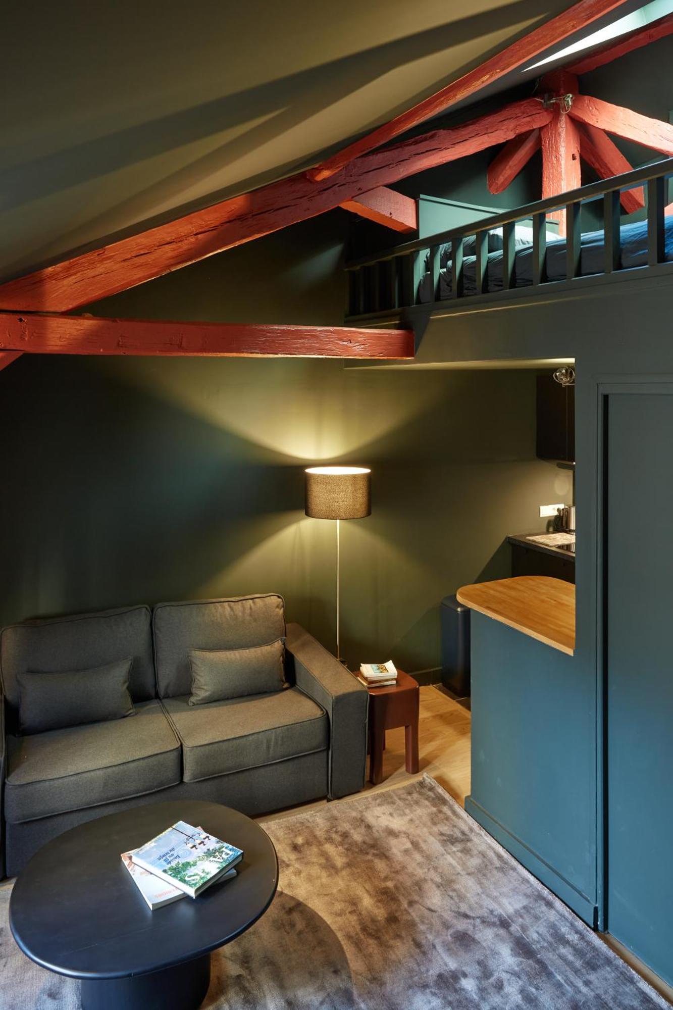 Palais Royal Apartment *