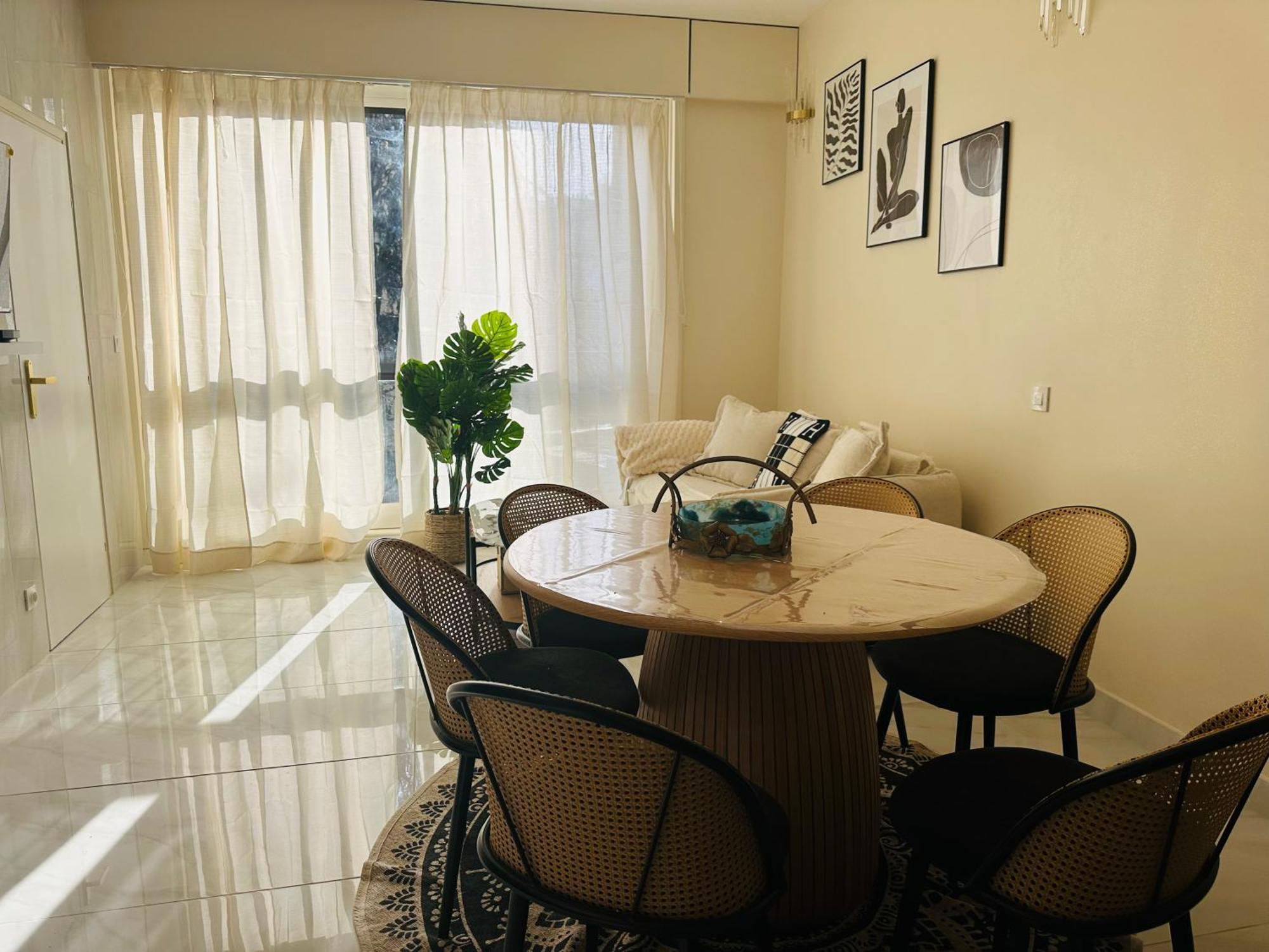 Appartement 21a Marechal Foch Avenue Champs-elysees *