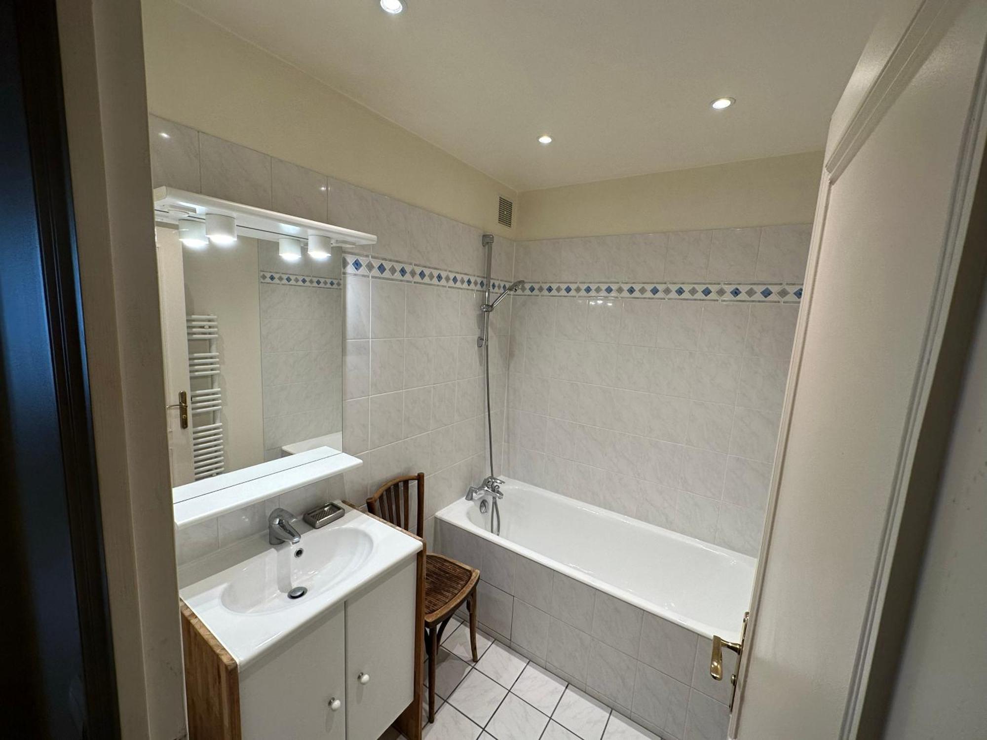 Appartement 70 Sqm In 75008